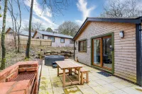 Padley; woodland lodge for 2-4 with hot tub, BBQ, near Alton Towers.