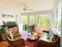 Bright 3-bedroom tropical house in Waimanalo Beach Lots Hotels in Waimanalo Beach