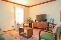 Charming 2-bedroom cottage in delightful Peoria with WiFi, AC