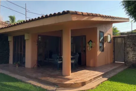 Cuernavaca's Hidden Gem: Adorable Bungalow with WiFi & Serene Garden Escape.