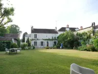 200 metres from the château, charming family home with outbuilding and garden