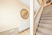 Bright & Modern 3-Bed House Next To Glasgow Airport - Wifi