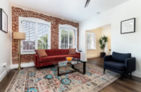 The Nirvana Hotels in der Nähe von Junior Achievement