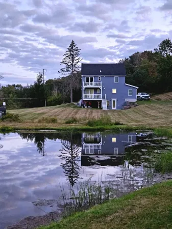 Modern Country Hideaway with 2 Ponds and Stream on 27 Scenic Acres. Отели в г. Fallsburg