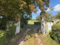 Country house nestled in a stable near Utach Beach. Dogs welcome!