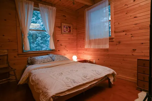 Beautiful Cedar Chalet Overlooking Jay Branch