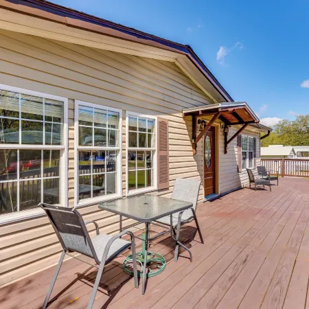 Fire Pit and on-Site Fishing! Pensacola Family Home