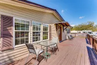 Fire Pit and on-Site Fishing! Pensacola Family Home - 비치
