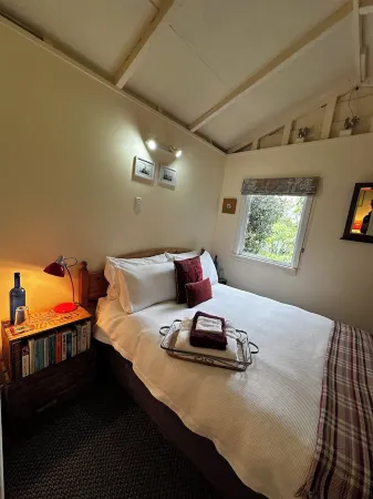 Quail Cottage - Quaint, Cosy, Peaceful and Private Отели рядом с достопримечательностью «Kauri Block Track»