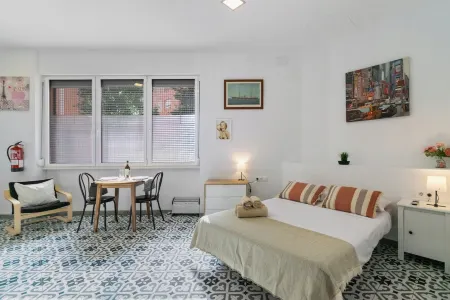 Fully equipped studio, 15 minutes from downtown BCN, 8 min. walk from the beach Отели рядом с достопримечательностью «Platja de la Mora»