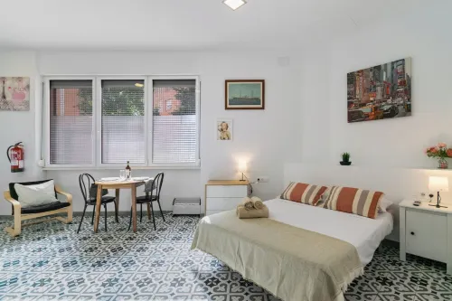 Fully equipped studio, 15 minutes from downtown BCN, 8 min. walk from the beach Hotel a Sant Adrià de Besòs
