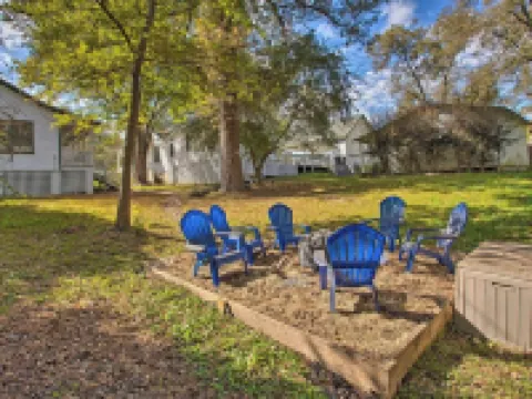 Adorable French Country Cottage Getaway - King Bed, Tub, Fireplace, Bikes Hotels in Jefferson