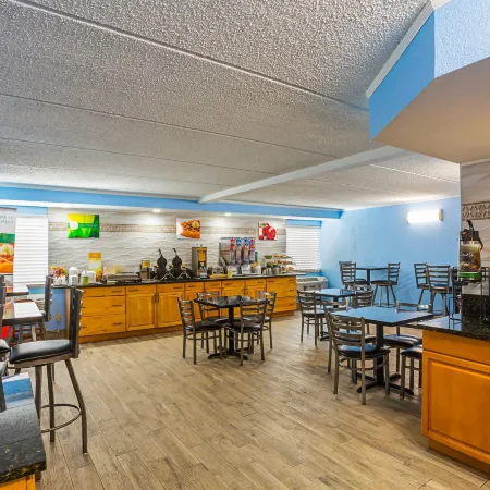 Quality Inn & Suites Near Six Flags East Отели рядом с достопримечательностью «Станция метро "Гамильтон Э. Холмс"»