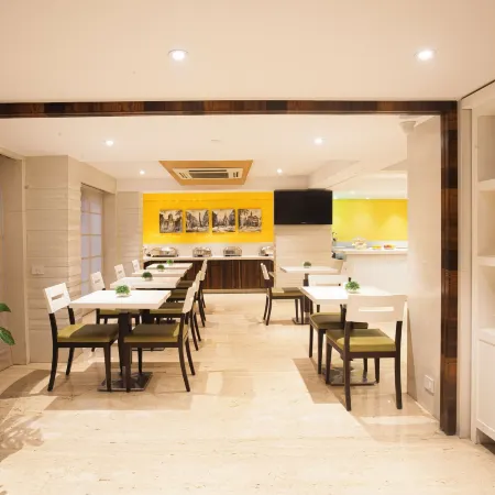 Hotel Bawa Continental Отели рядом с достопримечательностью «Пляж Версова»