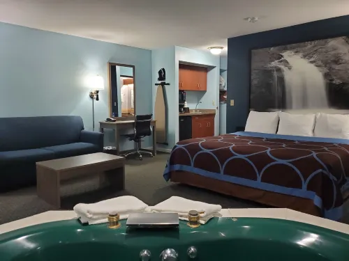 Super 8 by Wyndham Hudson