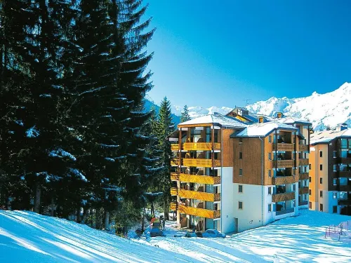 Cosy Ski Apartment w/ Pool