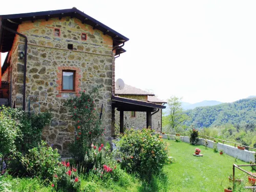 Holiday Home in Tuscany with Natural Pond