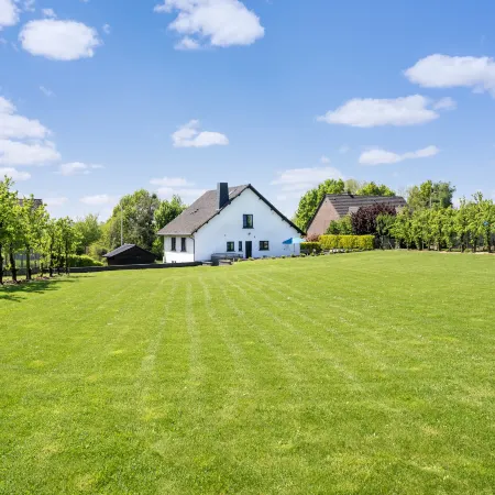 Villa Borgloon with Blossom View and Hot Tub Hotels in Borgloon