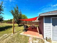 PRIME LOCATION IMMACULATE COZY GETAWAY MINUTES FROM BEACH &DOWNTOWN 鄰近Oso Bridge Plaza的酒店