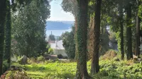 Enjoy in peace and a natural garden during your stay Hotel a West Vancouver
