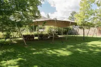 Villa Edmond Hôtel & Spa - Maison Blanche Bièvres فنادق في Jouy-en-Josas