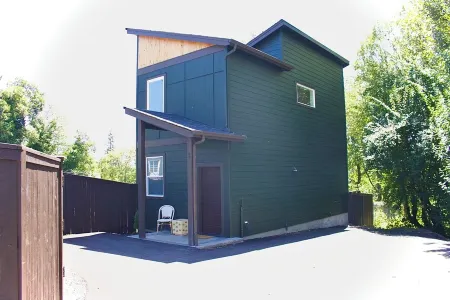 2-bedroom vacation home just 13 minutes drive to Moda Center