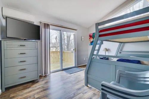 Contemporary, Comfortable, Well Appointed Home with 4-6 person Hot Tub! Hotels in Coolbaugh Township