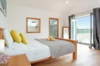 2-Bed Cottage Sleeps 4 with Hot Tub - parking