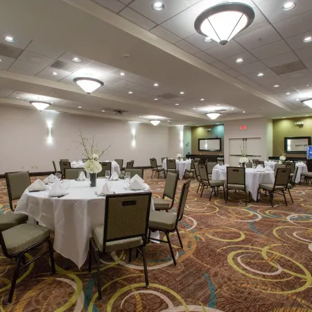 Holiday Inn & Suites BLOOMINGTON-AIRPORT by IHG