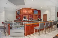 Holiday Inn UNIVERSITY PLAZA-BOWLING GREEN by IHG - bar