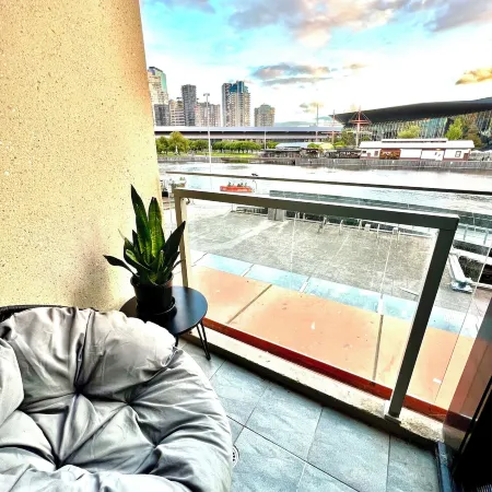 Luxurious Apartment with City Views and Yarra River