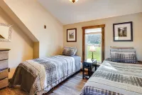 Family Friendly! Lakefront Tully Getaway w/ Porch - 3 stjerner