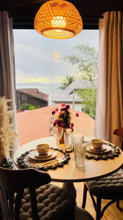 Cozy private cabin with bathtub and ocean view in a great location.