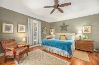 Classic Romantic Creek View D/T Cottage~ Walk to Town & at ~Relax on the Porch