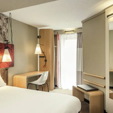Ibis Paris Gare Montparnasse 15ème Отели рядом с достопримечательностью «Матиньонский дворец»