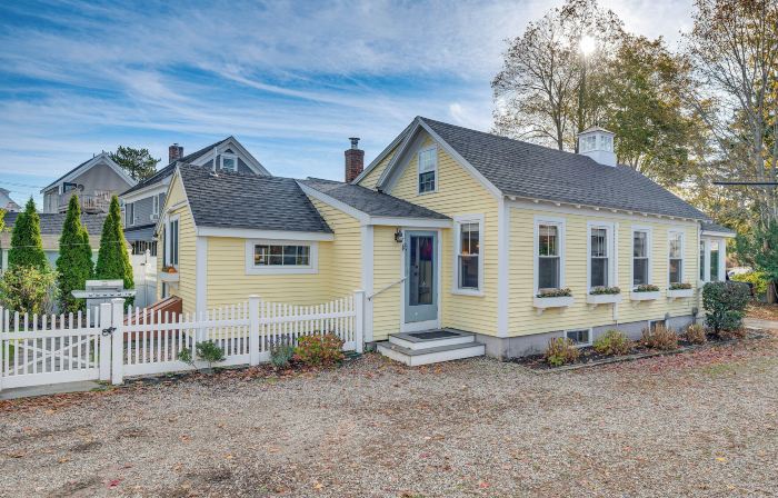 Kennebunk Cottage w/ Yard < 1 Mi to Beach!