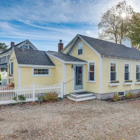 Kennebunk Cottage w/ Yard < 1 Mi to Beach!