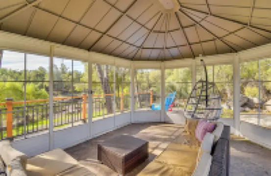 私人湖泊、熱水浴缸和電動車充電器：馬裏波薩家庭住宅！