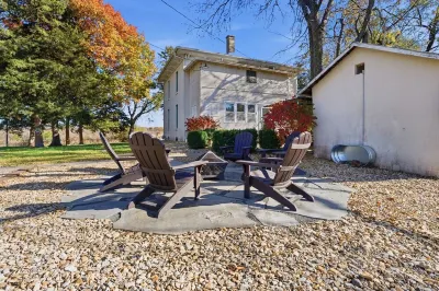 Peaceful Country Hideaway on the Edge of Lawrence - Minutes to Mass Street! Hotel a 