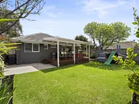 Relaxed Bayside Stay with Outdoor Space Hotels in Mordialloc