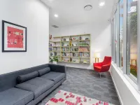 Beautiful Unit with Gym and Pool near Museums