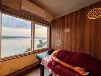 The Neeraj Ganga Rajmahal Wellness with Ganga View - 스파