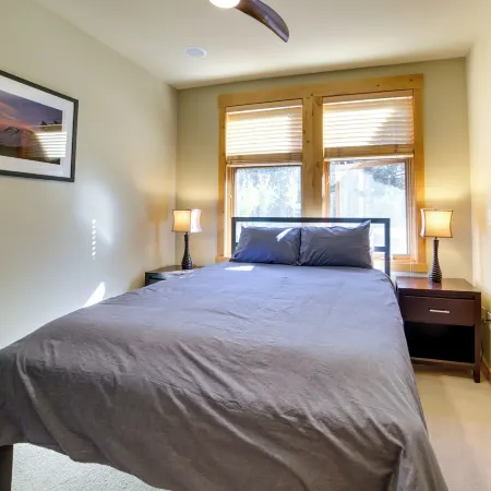 Mammoth Lakes Condo w/ Fireplace: Near Skiing!