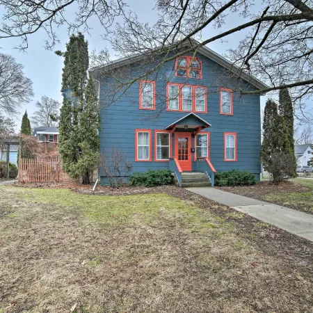 Walk to Waterfront Dtwn Sturgeon Bay Retreat!
