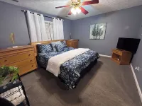 Quiet neighborhood/2 car garage/fire pit/backyard privacy fence/PET FRIENDLY