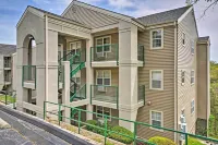 Branson Condo on Golf Course w/ Pool Access! - Wifi