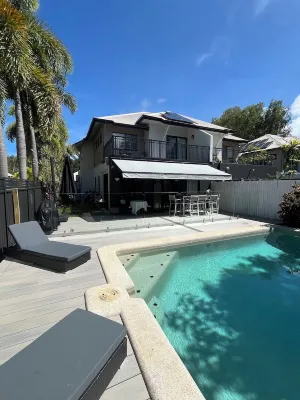 Tranquil Bali-Style 4 br lux beachside townhouse with own pool