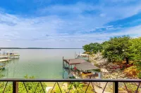 Hot Tub & Views: Luxe Lake Bridgeport Retreat - 3 tähden