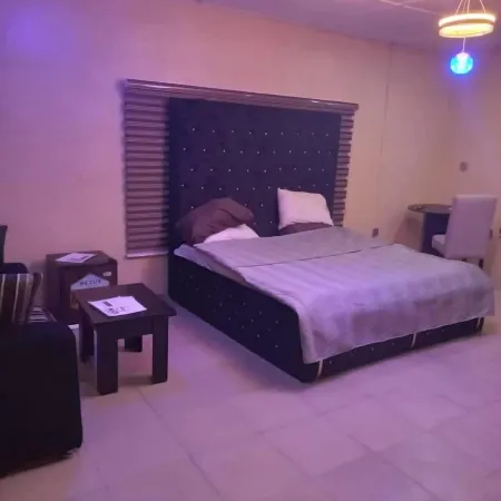 Top Nosh Lounge and Bar
