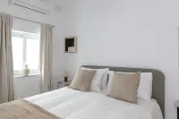 Modern SEAFRONT 2BR APT w Terrace & View - Homestays
